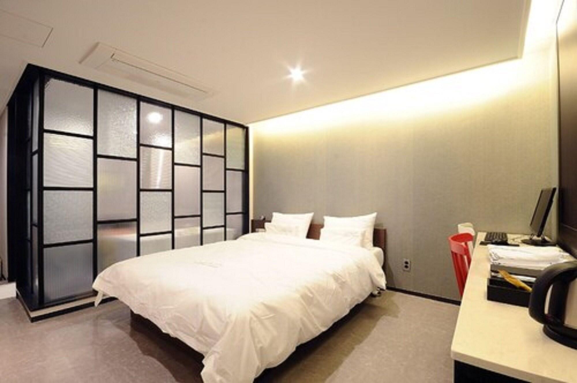 Queens Hotel Seomyeon Пусан Экстерьер фото